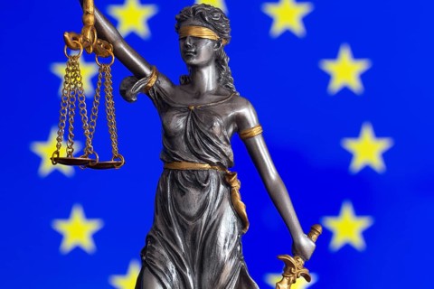 Symbolic image: Lady Justice in front of a European flag