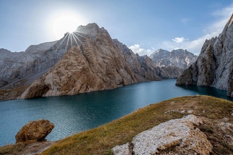Mountain lake Kol Suu rocky steep mountains, sun star, Kol Suu Lake, Kurumduk Valley, Sary Beles