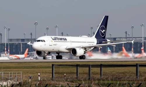 Take-off of a Lufthansa Airbus A319 at BER Berlin Brandenburg Airport, Schönefeld, 13 November 2020