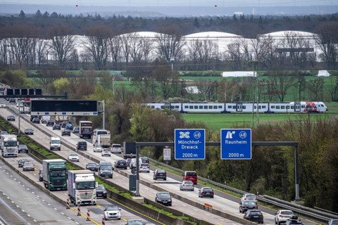 A3 motorway near Flörsheim, in front of the Mönchhof motorway junction, narrowing of lanes due to