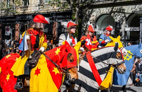 Riders of the Wiedikon guild, parade of historically costumed guild members, Sechseläuten or