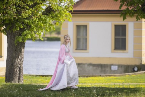 Cinderella can also be seen around Moritzburg Castle in spring. Model Tamara Kretschmer once again