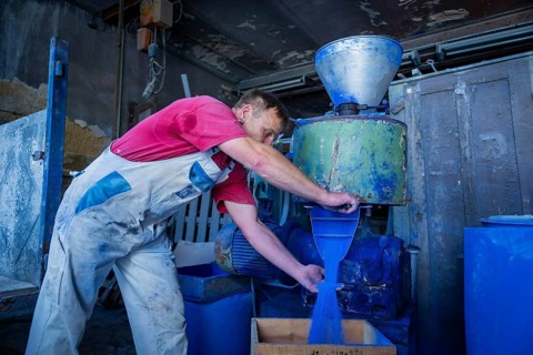 Schindler's blue colour factory is located directly on the Zwickauer Mulde river and belongs to the