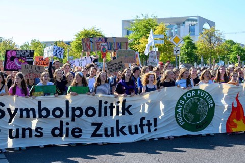 Pupils in front of the Federal Chancellery at the 14th Global Climate Strike by Fridays for Future,