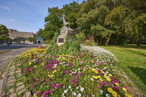 Memorial to the harbour friendship between the ports of Wilhelmshaven and Qingdao, flower bed,