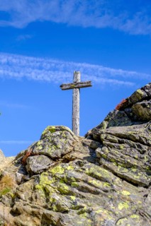 Viewpoint with old wooden cross, summit cross, at Obersee, behind Regelspitze, Staller Sattel,