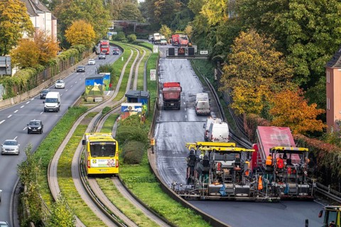 New whisper asphalt surface for the A40 motorway, in the city of Essen, direction Dortmund, 95, 000