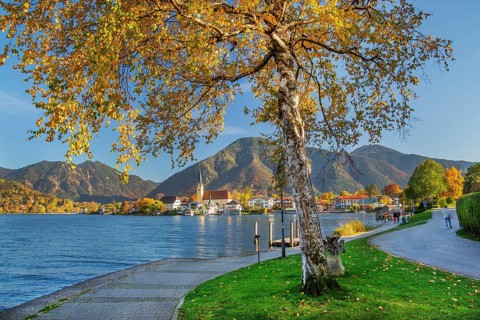 Malerwinkel view with waterfront of the village, parish church St. Laurentius and Wallberg 1722m in