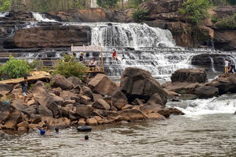 Tad Hang waterfall in the village of Tad Lo or Ban Saenvang, Bolaven Plateau, Laos, Asia