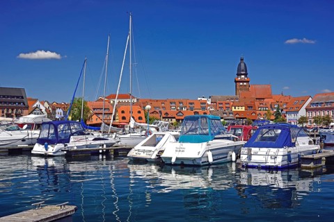 Europe, Germany, Mecklenburg-Western Pomerania, Waren an der Müritz, Binnenmüritz with marina, View