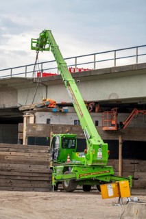Work on the A40 motorway bridge, Schlachthofbrücke, the bridge piers for the new bridge are already