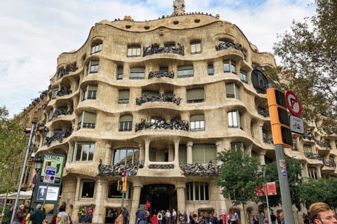 Artfully designed façade, balconies with wrought-iron grilles, crowd, Casa Mila, Casa Milà, La