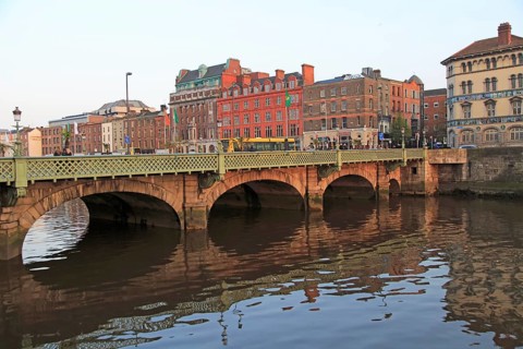 Grattan Bridge crossing River Liffey, Dublin city centre, Ireland, Republic of Ireland, 1870s,