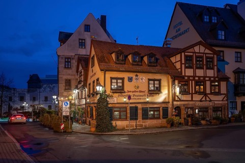 Historic Bratwurst Kitchen Zum gulden Stern in the evening, Zirkelschmiedsgasse 26, Nuremberg,