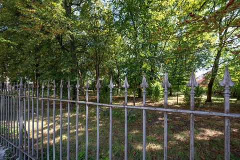 Old iron fence around the former site of the Lederer Kulturbrauerei, founded in 1468, Sielstr. 12,