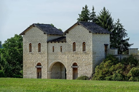 Roman fort Biriciana, reconstructed north gate, Porta decumana, Weißenburg in Bavaria, Middle