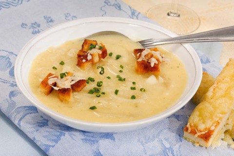 Baden cuisine, South German cuisine, Baden onion soup with crackers, croutons, pieces of bread