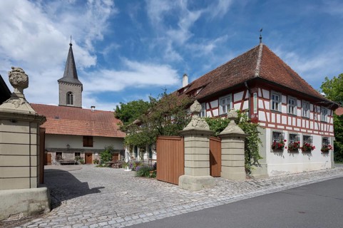 Court gate with vase attachments from 1774, on the right former Ebracher Schultheissenhof from