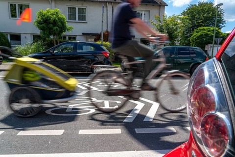 Bicycle road, cyclists have priority over car traffic, new cycle routes through Essen, here in the