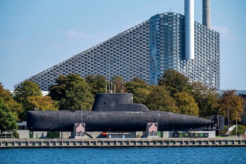 CopenHill, waste incineration plant and artificial ski slope, 90 metres high and 400 metres long