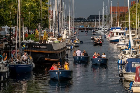 Christianshavns Kanal, round trip with electric hire boat, old district, at the same time very