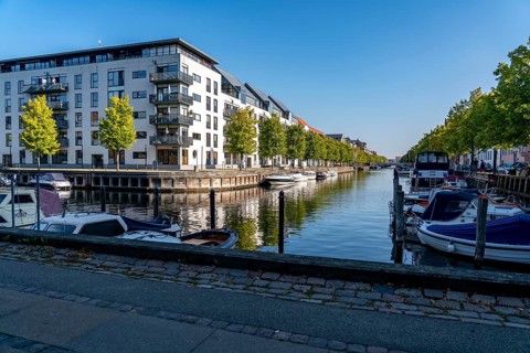 Christianshavns, old district, new residential buildings with jetty at Hammershøis Kaj, at the same