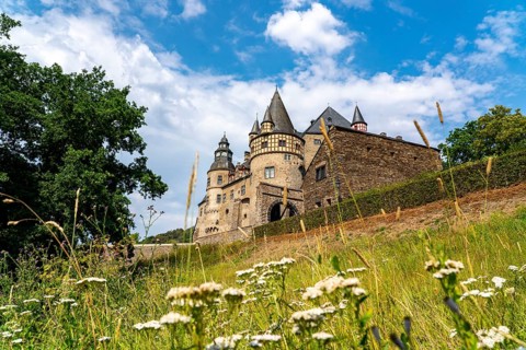 Bürresheim Castle, castle north-west of Mayen on a rocky spur in the Nettetal valley,