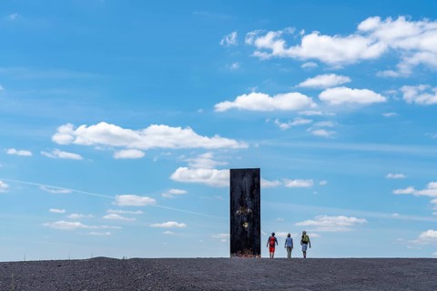Hiker, Spaziergänger, sculpture by Richard Serra, Bramme for the Ruhr area on the Schurenbach spoil