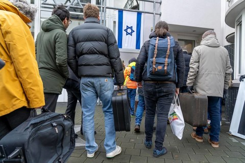 Suitcase march in Recklinghausen, for the 2nd time over 500 people walk through Recklinghausen,