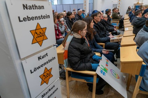 Suitcase march in Recklinghausen, for the 2nd time over 500 people walk through Recklinghausen,