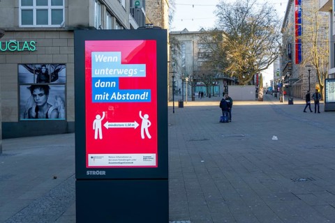 Appeal by the Federal Ministry of Health to keep your distance, advertising campaign, LED roadside