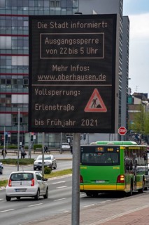 Information on the curfew, during the third Corona lockdown, in Oberhausen, via a large display in