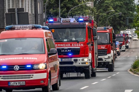Fire engines from Essen, Mülheim and Oberhausen, with 140 firefighters, on the way to an emergency