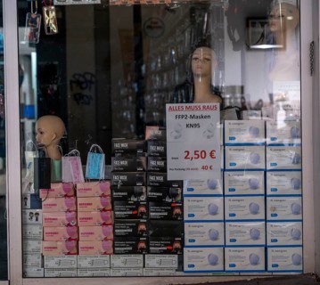 Christmas lockdown in the Corona crisis, empty shopping street, closed shops, hardly any