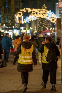 2G inspectors, of the city of Essen at the Christmas market on Kettwiger Straße, in Essen, during