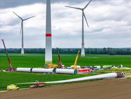 Transport of a 70 metre long rotor blade, construction of a wind power plant in a wind farm near