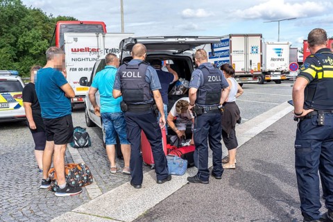State-wide checks on tourist traffic on the motorways in North Rhine-Westphalia, by police and