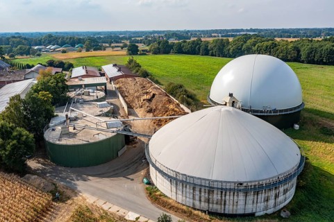 Biogas plant, gas storage, with dome, fermenter tanks for the fermentation process, use of solid