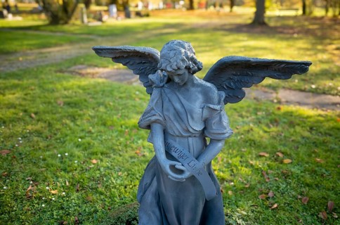 Angel, angel figure on grave, inscription IN ETERNAL LOVE, autumn, autumn atmosphere, main