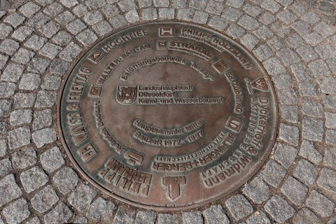 Plaque with names of civil engineering companies in front of the sculpture Nessie family, Hochtief,