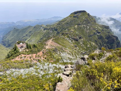 Hiking trail PR1 with view from Pico Ruivo to the Pico Ruivo hut, Madeira, Portugal, Europe