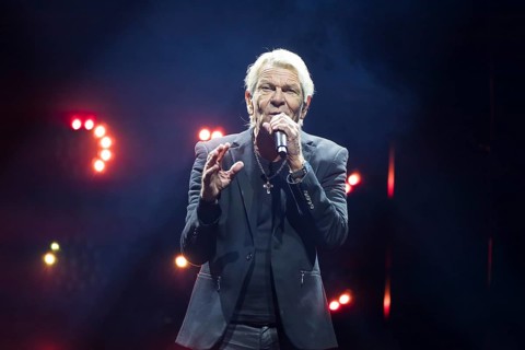 Matthias Reim live on ..und plötzlich bist du Kult! Tour in the Berlin Uber Arena on 29 December