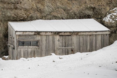 Shed labelled County Jail, prison, Ny-Ålesund, Kongsfjord, Spitsbergen Island, Svalbard and Jan