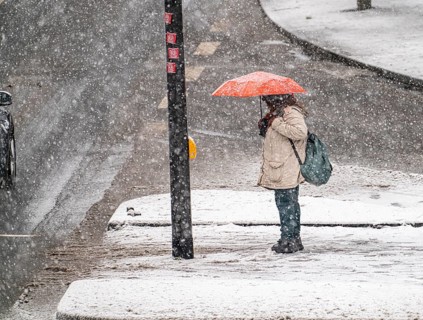 Winter weather, heavy snowfall, city centre traffic, Alfredstraße, B224, in Essen, person with