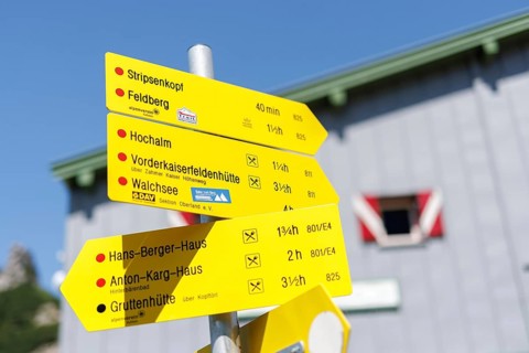 A signpost at the Stripsenjochhaus indicates hiking destinations. Taken in Kirchdorf, 15.07.2024