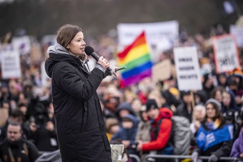 150, 000 people gather around the Bundestag in Berlin to build a human wall against the shift to