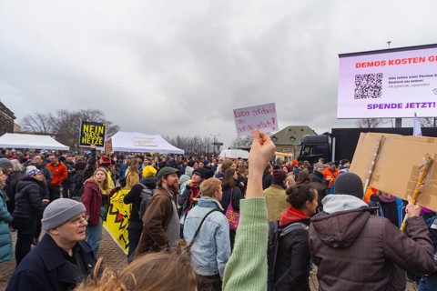 160 organisations and initiatives demonstrated against the right in Dresden on Saturday. Around 10,