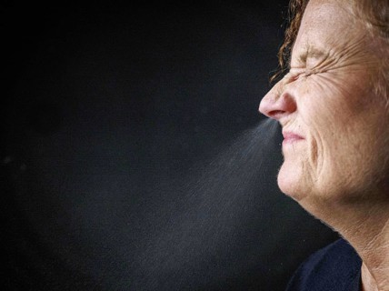 A woman sneezes in Berlin, 08.08.2024. Spread of viruses through sneezing