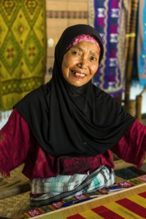 Traditional weaver, weaving, woman's work, working conditions, loom, textile, woman, trade, bazaar,