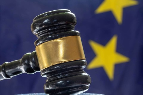 Symbolic image: Judge's gavel in front of a flag of the European Union